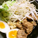 山盛りの具がうれしい！家二郎バージョン　ラーメン – つくばスゴイ1人暮ら しメシ特集！